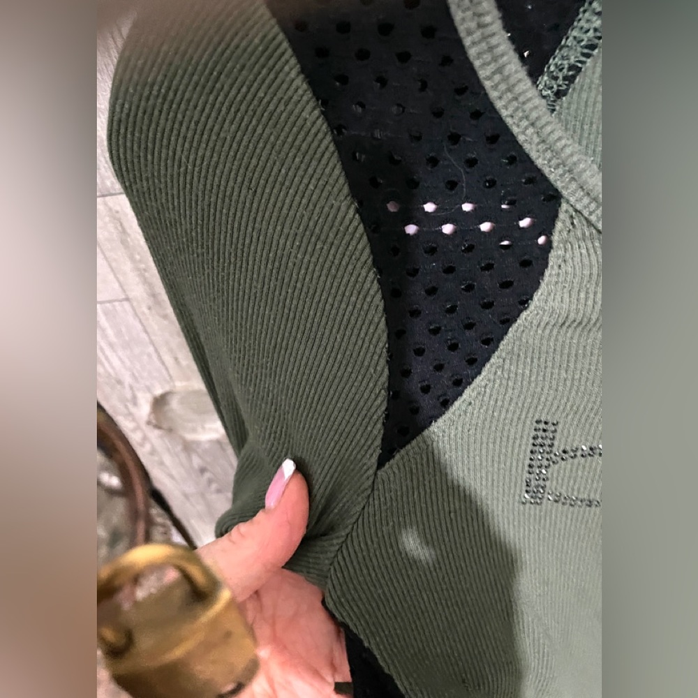 Bebe Vintage(?) beautifully cut top - Picture 3 of 8